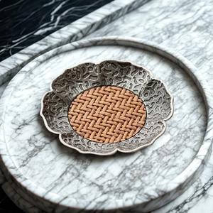 Mantel de Ratán con Borde Metálico en Forma Floral, Ideal para Decoración de Mesa de Cocina, Comedor y Fiestas, Hecho en India - Product Image 1