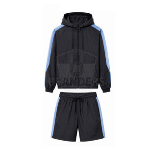 Conjunto deportivo para hombre con capucha, chaqueta cortavientos ligera y pantalones cortos a juego para entrenamiento en el gimnasio, fitness y actividades al aire libre. - Product Image 2