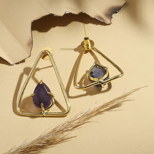 Boucles d'oreilles pendantes géométriques triangulaires en laiton léger, faites à la main, avec pierre en forme de goutte d'eau violette – Bijoux dorés pour femmes - Product Image 3