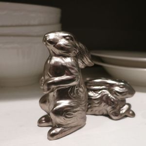 Figura de conejo de aluminio, escultura artística de lebre, decoración metálica con diseño animal, ideal para el estilo contemporáneo de la sala de estar. - Product Image 2