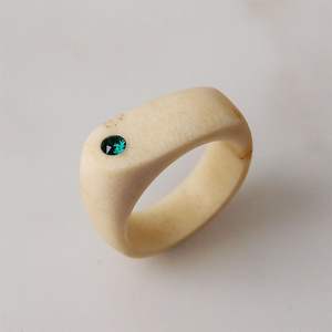 Anillo de Dedo Minimalista de Resina y Madera Hecho a Mano, Decoración Creativa y Novedosa para el Hogar - Product Image 1