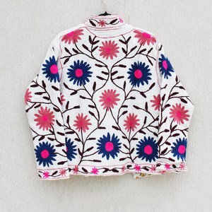 Chaqueta de Invierno Blanca Bordada a Mano |   Abrigo Estilo Suzani Floral, Ropa de Diseño Boho - Product Image 4