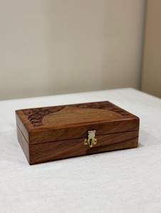 Boîte de rangement en bois spacieuse pour l'organisation de la garde-robe, permettant de ranger les accessoires en toute sécurité avec une finition en bois élégante - Product Image 2