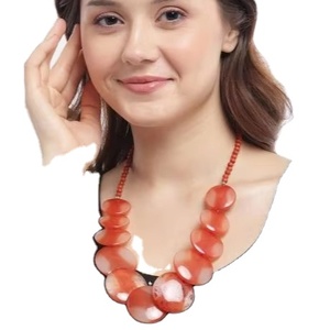 El collar de resina multicolor hecho a mano disponible el collar de resina de la mejor calidad y los mejores colores disponibles - Product Image 1