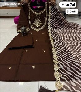 Colección Premium de Muselina de Seda con Adornos de Pita en el Yoke y Butti Dispersos, Kurti-Pant Recto y Dupatta Leheriya, Moda Femenina - Product Image 6