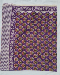 Paréo en coton imprimé à la main, motif floral violet, pour femme, style bohème, léger, idéal pour la plage ou comme cache-maillot de bain, pour l'été - Product Image 1