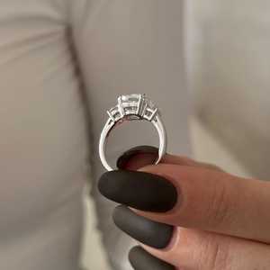 Bague à trois pierres en diamant de laboratoire de 3 carats, taille coussin carrée, E VVS2, or blanc 14 carats, certifiée IGI - Product Image 6