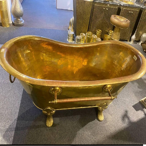 Baignoire en laiton doré martelé avec poignées latérales et élégantes pattes de lion, disponible à prix de gros. - Product Image 1