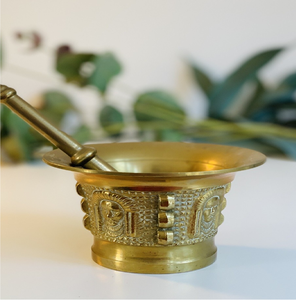 Detailed lion face relief vintage brass mortar and pestle set for home display, available at wholesale prices. - Product Image 4