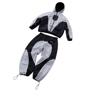 Conjunto de Pantalones y Chaqueta Deportiva de Nylon Impermeable con Capucha y Bloques de Color, Cortavientos de Otoño Personalizado OEM 2026 - Product Image 1