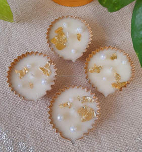 Diya dorada de Diwali con juego de regalo de cera - Product Image 2