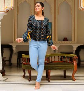 Haut pour femme noir en rayonne à imprimé floral, coupe classique, manches longues et col carré, idéal pour un style décontracté mondial, le bureau et le quotidien - Product Image 1