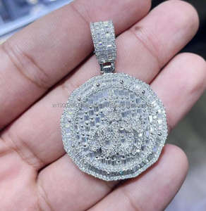 Colgantes finos de Hip Hop de lujo, dijes con nombre personalizado, colgante de medallón helado, colgante de Baguette brillante de moissanita - Product Image 1