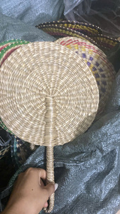 Abanico de mano artesanal de hierba marina natural de marca privada, abanico refrescante tropical para fiestas al aire libre, fabricante de Vietnam - Product Image 3