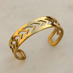 Brazalete de Latón Hecho a Mano - Brazalete Geométrico con Diseño de Chevron - Joyería Minimalista Abierta para Mujer - Product Image 1