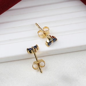 Vente en gros de boucles d'oreilles en argent 925 plaqué or jaune avec saphir bleu naturel en forme de trèfle, bijoux fins pour femmes, Memoria Jewels - Product Image 2