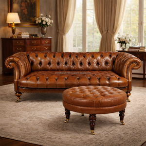 Magnifique canapé Chesterfield du XIXe siècle en cuir et noyer, avec capitonnage profond, accoudoirs roulés et design antique classique - Product Image 1
