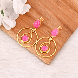 Boucles d'oreilles pendantes en laiton plaqué or avec pierre précieuse calcédoine fuchsia, style vintage, bijoux faits à la main pour femmes - Product Image 4