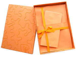 กระดาษรีไซเคิลจากฝ้าย 10 แผ่นขนาด A4 พร้อมซองจดหมาย 5 ซอง บรรจุในกล่องที่เข้าชุดกัน - Product Image 2