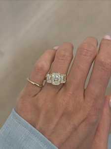 Anillo de compromiso de tres piedras con diamante radiante cultivado en laboratorio de 5.90 TCW – Certificado por IGI - Product Image 1