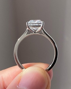 Anillo de compromiso solitario de moissanita de 2 quilates con corte princesa en oro de 14K y banda de catedral de 2 mm, anillo nupcial moderno - Product Image 1