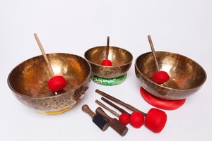 Cuenco Tibetano Artesanal de Latón Antiguo Pulido de Excelente Calidad con Baño de Oro para Meditación y Yoga - Product Image 4