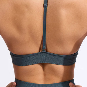 Soutien-gorge de sport pour femme à maintien moyen, col en V profond, logo personnalisable sur le devant, idéal pour le yoga, la gym et l'entraînement, en Spandex et Polyester, vêtement de sport - Product Image 6