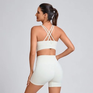 Conjunto Deportivo de 2 Piezas para Mujer: Sujetador Deportivo Transpirable sin Espalda y Pantalones Cortos de Gimnasio de Secado Rápido, Ropa Deportiva para Yoga y Fitness con Cuello Halter - Product Image 4