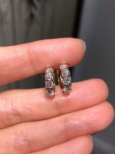 Magnifiques boucles d'oreilles Huggie en moissanite à coupe ronde, en argent sterling 925, bijoux fins pour femmes, cadeau pour mariage et fiançailles - Product Image 1