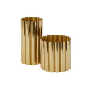 Ensemble de 2 vases minimalistes en métal argenté champagne avec texture martelée et base évasée pour la décoration d'hôtels et de maisons - Product Image 3