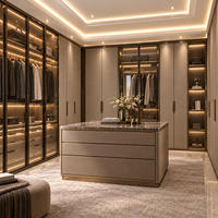 Système de dressing sur mesure en cuir avec finition haut de gamme et écran LED pour projets d'aménagement de meubles sur toute la surface dans l'hôtellerie