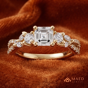 แหวนหมั้นทรง Asscher ประดับเพชรโมอิสซาไนต์ ชุดเครื่องประดับเจ้าสาวสีทอง ประดับเพชรเม็ดกลมด้านข้าง วงแหวนประกายระยิบระยับ เครื่องประดับขอแต่งงานสำหรับเจ้าสาวสุดหรู - Product Image 4