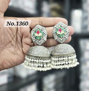 Boucles d'oreilles Jhumka en argent allemand de style traditionnel pour femmes, plaquées argent, prix abordable, provenant d'un exportateur indien - Product Image 1