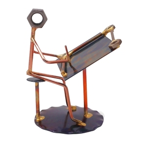 Figurine décorative artisanale en métal industriel, style designer, en pièces de ferraille et planche à dessin, pour accent de décoration sur étagère moderne - Product Image 3