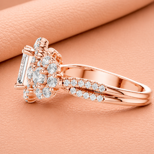 Bague de fiançailles de luxe en or rose avec diamant de laboratoire taille émeraude, halo et pierres latérales en grappe, certifiée IGI, bijoux de mariée pour femme - Product Image 2
