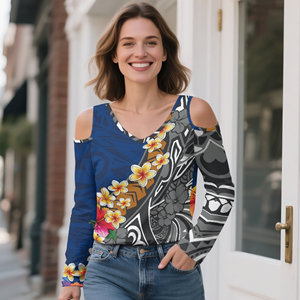 T-shirt femme personnalisé avec logo bleu et motif floral polynésien, épaules dénudées, imprimé par sublimation, grandes tailles - Product Image 1