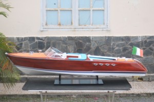 Modèle de bateau rapide italien en bois RIVA AQUARAMA X à l'échelle 1:5 - Artisanat peint durable de forme irrégulière pour la décoration - Product Image 2