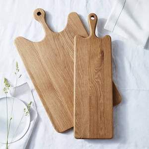 Tabla de cortar de madera hecha a mano para un estilo de cocina tradicional con artesanía experta y textura natural - Product Image 1