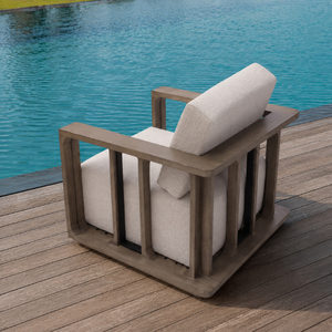 Fauteuil lounge Bromo - Cadre en teck gris, lattes verticales ouvertes, coussins blancs imperméables et moelleux, design moderne, mobilier d'extérieur - Product Image 1