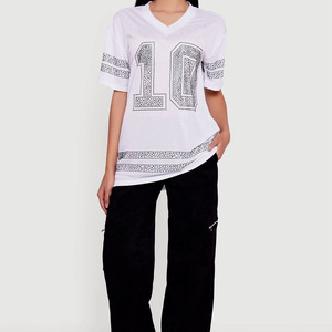 เสื้อฟุตบอลตาข่ายประดับคริสตัลสีดำสุดหรูสำหรับผู้หญิง แบบคอวีทรงโอเวอร์ไซส์ สั่งทำได้ ผลิตโดยผู้ผลิตเสื้อผ้าแบรนด์ส่วนตัวในสหรัฐอเมริกา - Product Image 6