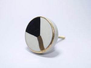 Boutons en céramique de style Art déco minimaliste, peints à la main en or et noir, poignées de meubles géométriques, boutons de tiroir artisanaux de luxe - Product Image 1