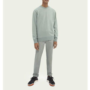 Sudadera moderna con textura suave y ajuste perfecto, ideal para usar en capas o de forma individual en cualquier ambiente informal. - Product Image 3