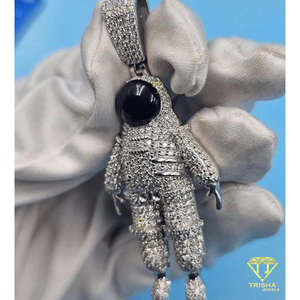Collar con Colgante de Astronauta con Incrustaciones de Moissanita VVS en Plata de Ley 925 - Product Image 3