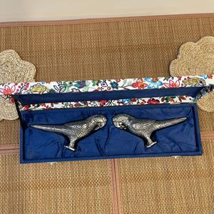 PAR DE LOROS DECORATIVOS DE METAL BAÑADOS EN PLATA, PEQUEÑOS, CON CAJA DE TERCIOPELO - Product Image 1