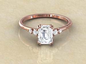 Bague de fiançailles en diamant de laboratoire taille émeraude avec diamants latéraux, minimaliste, élégante, trois pierres, plaqué or 18 carats, rhodiée, sertie à griffes - Product Image 2