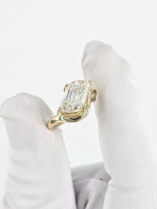 Anillo de diamante cultivado en laboratorio en oro amarillo de 14K y 18K |   Anillo de compromiso con diamante central en forma de hoja para mujer |   Joyería Fina de Lujo - Product Image 5