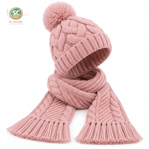 Écharpe-casquette tendance confectionnée en tissu de qualité, offrant un confort douillet, un style attrayant et une utilisation polyvalente par temps froid. - Product Image 1