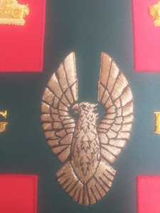 Écusson en feutre non tissé brodé à la main King Bansah avec motif étoile, couronne et aigle, rouge, à coudre - Product Image 4