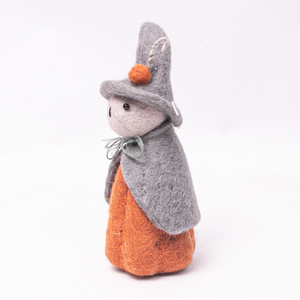 Poupée sorcière citrouille d'Halloween faite à la main en feutre aiguilleté - Figurine de sorcière en feutre de laine écologique pour la décoration intérieure et les cadeaux saisonniers - Product Image 3