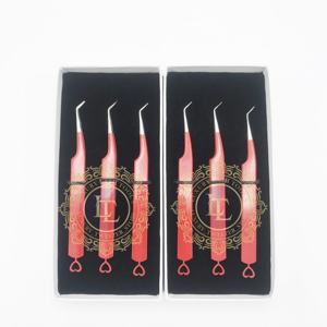 Pince à épiler en acier inoxydable à 45 degrés Revêtement en poudre rouge Fond de coeur à pointe argentée Extension de cils faite à la main lisse et durable - Product Image 1